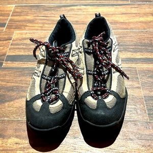 Yukon hiking sneakers